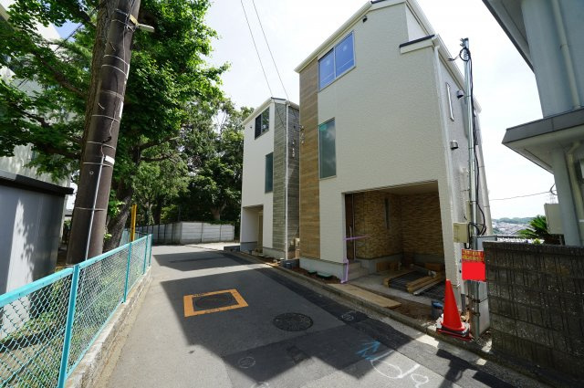 【成約】和田町駅徒歩８分！！小学校まで徒歩３分、常盤台公園徒歩４分の子育て世代にうれしい立地♪保土ヶ谷区釜台町全2棟　新築戸建ての前面道路含む現地写真