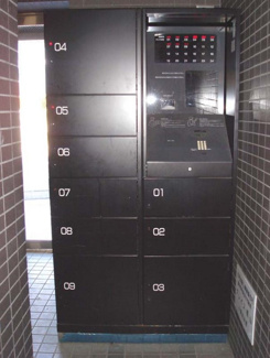 【その他共用部分】 | 共用エントランスには宅配BOXがあるので荷物の受け取りもスムーズに♪再配達を依頼する手間が省けます☆