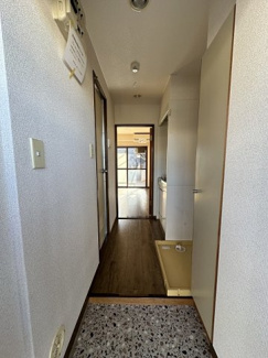 【展望】 | 玄関から室内への景観です！キッチンの奥に洋室6帖のお部屋があります♪
