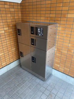 【その他共用部分】 | 共用エントランスには宅配BOXがあるので荷物の受け取りもスムーズに♪再配達の手間がかからないのが魅力♪