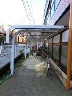 【その他共用部分】 | 屋根付きの駐輪場で雨が降っても大切な自転車が濡れなくてすみますね♪駅まで自転車もおすすめです！