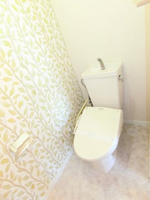 【トイレ】 | マンションディア | トイレは温水洗浄便座付き♪人気のバストイレ別です♪トイレが独立していると使いやすいですよね☆壁紙はオシャレなアクセントクロス☆