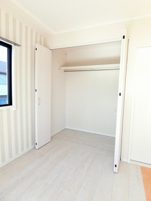 【設備】 | マンションディア | 洋室6帖のお部屋にあるクローゼットです♪大切なお洋服もしわにならないようにハンガーがけができます☆