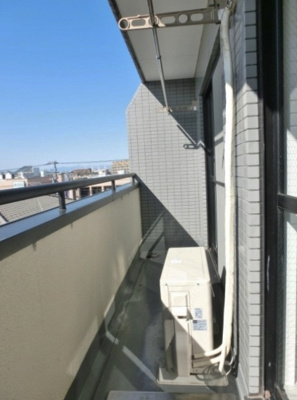 【バルコニー】 | マンションディア | バルコニーは南西向きです！お洗濯物はお昼からでも乾きそう☆2部屋から出入りできるのでお洗濯物の出し入れに便利♪