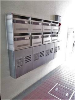 【エントランス】 | 共用エントランスには宅配BOXがあるので荷物の受け取りもスムーズに♪再配達を依頼する手間が省けます☆