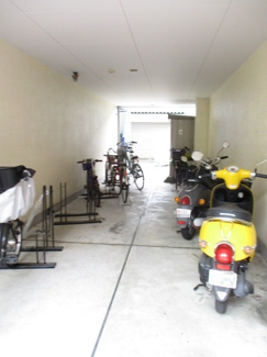 【その他共用部分】 | 屋内駐輪場で雨が降っても大切な自転車が濡れなくてすみます♪荷物が重いときに自転車があれば助かりますね！