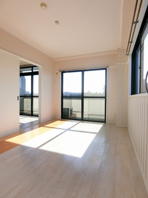 【洋室】 | マンションディア | 南西向き洋室6帖☆バルコニーに繋がる角部屋二面採光のお部屋です！ベッドを置いて寝室にするのもオススメです☆