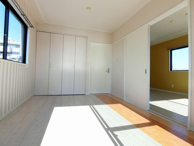 【寝室】 | マンションディア | 南西向き洋室6帖☆クローゼットがあります♪お洋服の多い方もお部屋が片付いて快適に過ごせますね♪