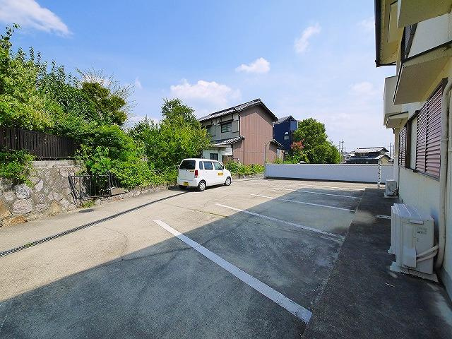 クリーミーコーポ西ノ京の駐車場|駐車場があるので、車を買う予定の方も安心です