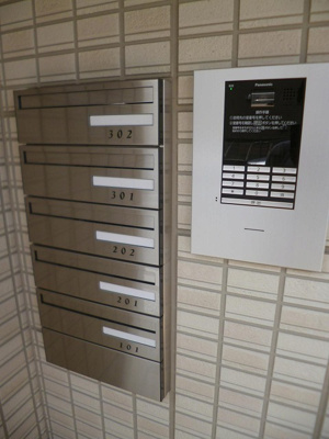 【エントランス】 | ニューハイツリエ | 共用エントランスは不審者の侵入を未然に防ぐオートロック付き！防犯対策充実しています◎