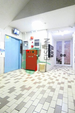 第1よしみビルのエントランス