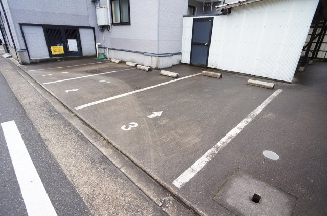 【駐車場】 | コーポラベンダー | 月額　普通車9,900円　軽自動車7,700円