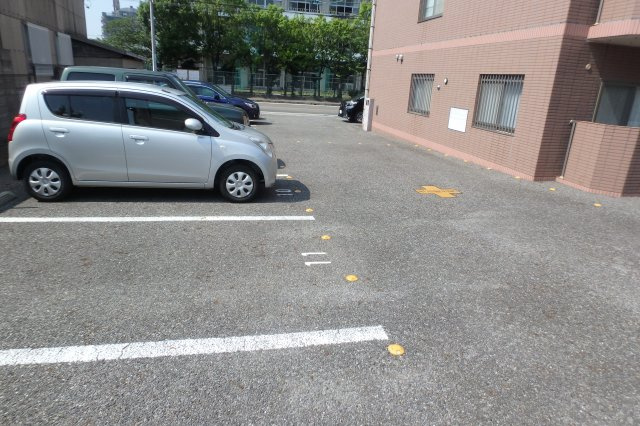 パークサイド雁宿1号館の駐車場