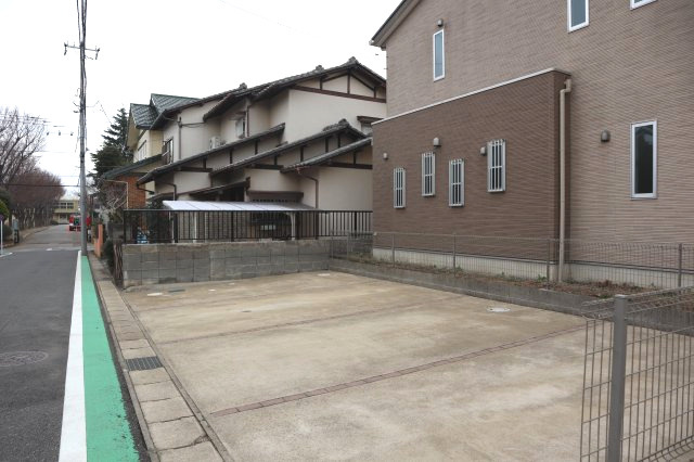花見川区さつきが丘１丁目　中古戸建　土地８１坪・建物５３坪　内装リフォーム済　平成２１年建築の駐車場|大型も楽々４台　