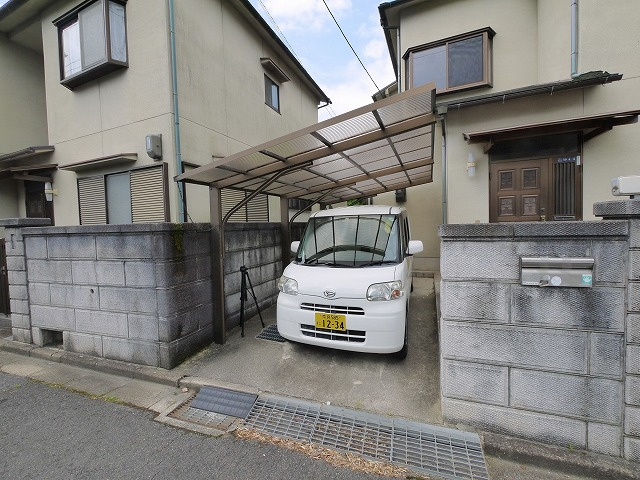 西登美ヶ丘8丁目貸家の駐車場|駐車場に車を止められます