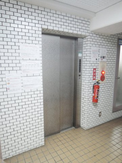 【その他共用部分】 | お買い物時やベビーカーの出し入れに便利なエレベーター付。