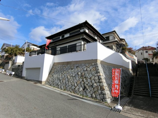 神戸市垂水区塩屋北町１丁目　中古戸建の前面道路含む現地写真|角家です　邸宅の佇まいが素敵です
