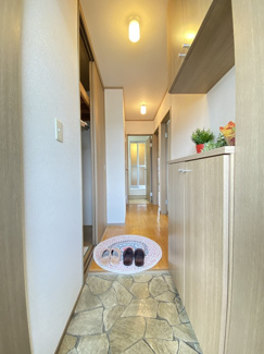 【展望】 | 玄関から室内への景観です！左手にトイレ、正面に洗面所があります☆