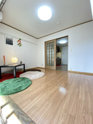 【寝室】 | メゾンアイレット | ※参考写真※南向き洋室6帖☆クローゼットと収納スペースがあります♪荷物やお洋服の多い方もお部屋が片付いて快適に過ごせますね♪