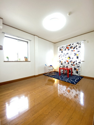 【洋室】 | メゾンアイレット | 洋室6帖☆玄関側にある角部屋二面採光のお部屋です！子供部屋や書斎・寝室など多用途に使えそうなお部屋です♪