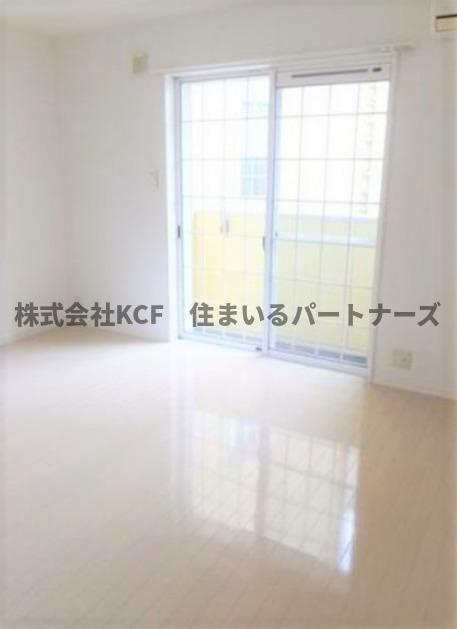 リブレア津福本町Aの居間・リビング|こちらのリビングで趣味の時間をお楽しみください