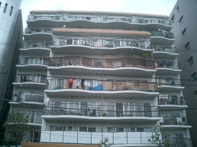 【外観】 | マイコーポ扇町公園 | 白を基調とした外観を持ち、敷地内は手入れの行き届いた植栽が美しい。