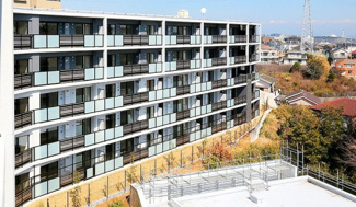 【外観】 | 違う角度から見た外観です。
秋には紅葉がきれいに色づき、マンションがよりいっそきれいに見えます。