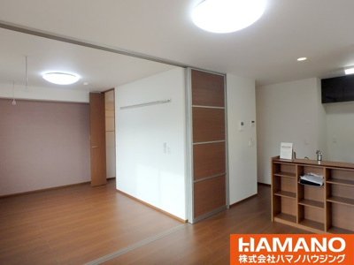 【居間・リビング】 | ロイヤルローサ | こちらのリビングで趣味の時間をお楽しみください