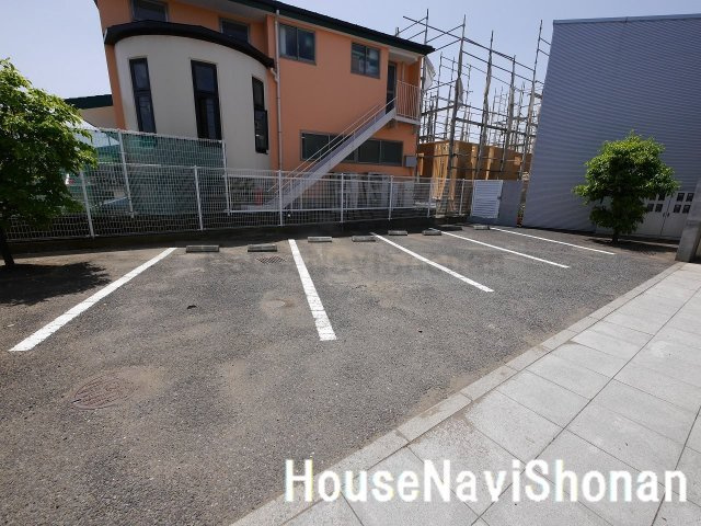 【駐車場】 | グランドソレーユ | 室内写真は同タイプ別室の写真です。現況と異なる部分は現況優先となります。