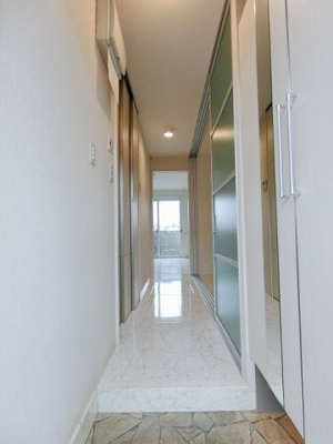 【玄関】 | アストラエア06 | 玄関から室内への景観です！キッチンの奥に洋室8帖のお部屋があります♪
