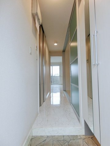 【玄関】 | アストラエア06 | 玄関から室内への景観です！キッチンの奥に洋室8帖のお部屋があります♪
