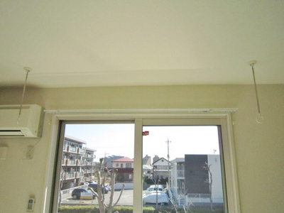 【設備】 | アストラエア06 | 洋室8帖のお部屋にある室内物干しです！雨の日やお出掛け時の室内干しにとても便利☆花粉や梅雨の時期に重宝しますね♪