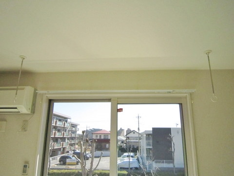 【設備】 | アストラエア06 | 洋室8帖のお部屋にある室内物干しです！雨の日やお出掛け時の室内干しにとても便利☆花粉や梅雨の時期に重宝しますね♪