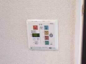 【設備】 | アストラエア06 | バスルームの浴室暖房乾燥機で外に干せないお洗濯物もすっきり乾きます♪雨の日のお洗濯もバッチリ！