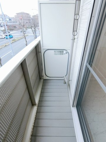 【バルコニー】 | アストラエア06 | バルコニーは南東向きなので、晴れた日のお洗濯物は朝からよく乾きそう☆気分転換をするにもおすすめです☆