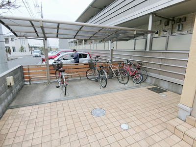 【その他共用部分】 | アストラエア06 | 屋根付きの駐輪場で雨が降っても大切な自転車が濡れなくてすみますね♪荷物が重いときに自転車があれば助かりますね！
