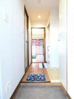 【展望】 | 玄関から室内への景観です！キッチンの奥に洋室6帖のお部屋があります♪