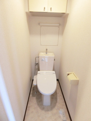 【トイレ】 | ソネット綱島 | トイレは温水洗浄便座付き♪人気のバストイレ別です♪上部にはトイレットペーパーなどの小物を置ける棚付きです♪