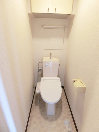 【トイレ】 | ソネット綱島 | トイレは温水洗浄便座付き♪人気のバストイレ別です♪上部にはトイレットペーパーなどの小物を置ける棚付きです♪
