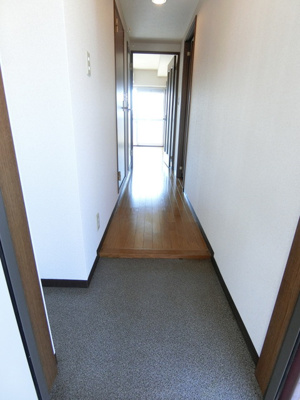 【玄関】 | ソネット綱島 | 玄関から室内への景観です！右手に洋室5.4帖のお部屋、左手に洗面所・バスルームがあります☆