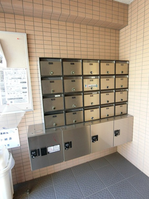 【エントランス】 | ソネット綱島 | 共用エントランスには宅配BOXがあるので荷物の受け取りもスムーズに♪再配達を依頼する手間が省けます☆