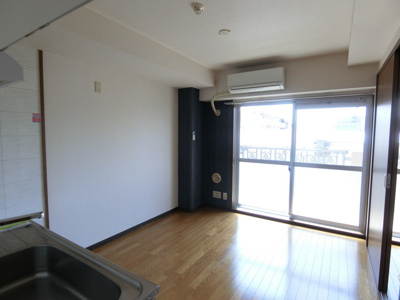 【居間・リビング】 | ソネット綱島 | 南西向きダイニングキッチン6.1帖☆バルコニーに繋がる陽当たりの良いお部屋です♪エアコン付きで1年中快適に過ごせますね☆