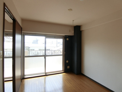 【洋室】 | ソネット綱島 | 南西向き洋室5.6帖☆バルコニーに繋がるお部屋は陽当たり良好です！洋室なのでお掃除もラクラク♪便利な室内物干しも完備しています◎