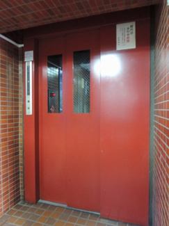 【その他共用部分】 | お買い物時やベビーカーの出し入れに便利なエレベーター付。