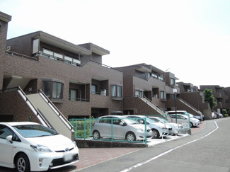 【外観】 | 京浜急行線「東急富岡」駅徒歩８分の好立地。平成２年２月築の新耐震基準マンション。人気のメゾネットタイプ。ペット飼育相談可。