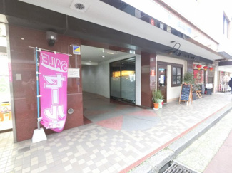 【エントランス】 | マンションのエントランスです。
1階部分には飲食店や雑貨屋さんなど入っており便利です。