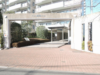 【エントランス】 | 東急東横線「綱島」駅徒歩16分・綱島よりバス6分・吉田口より徒歩3分、ブルーライン「高田」駅徒歩12分の好立地。
静かに暮らしたい方におすすめです。