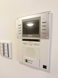 【エントランス】 | モニター付きインターフォンです。
玄関を開けなくても誰が来たか室内で確認できるので安心です。