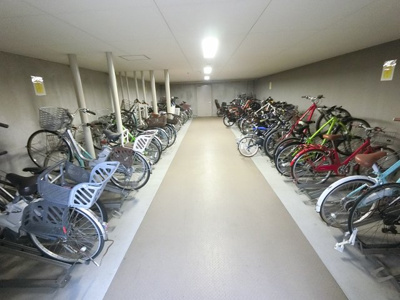 【その他共用部分】 | パークシティ能見台ブロードエア | 自転車置き場です。
室内にあるので雨が降っても安心です。