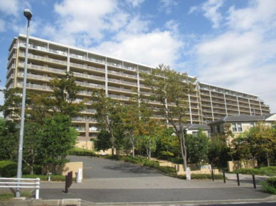 【外観】 | パークシティ能見台ブロードエア | 南向き10階部、陽当り良好・パノラマビュー！八景島や東京湾を遠望出来ます。
奥行き2mのバルコニーにはスロップシンク設置